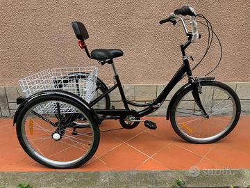 Triciclo nuovo con ampio portapacchi