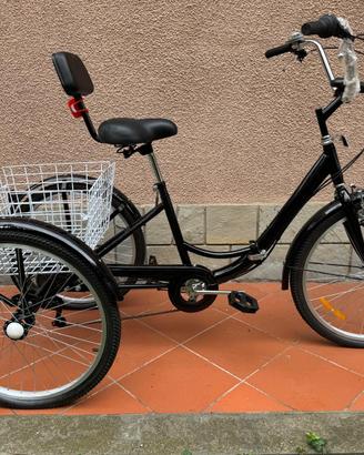 Triciclo nuovo con ampio portapacchi