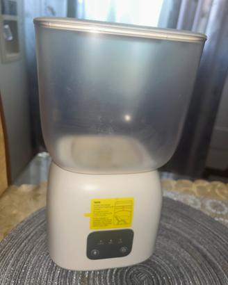 MACCHINA E UN DISTRIBUTORE AUTOMATICO DI CIBO.