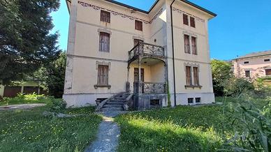 Villa di 700 m² con più di 5 locali e box auto a C