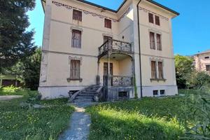 Villa di 700 m² con più di 5 locali e box auto a C