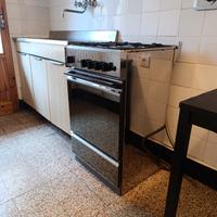 Piano cottura: 4 fornelli a gas + forni elettrico 