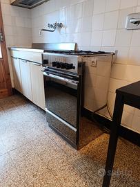 Piano cottura: 4 fornelli a gas + forni elettrico 