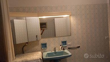 Angoliera Bagno con Specchio, Armadietto e Luce 