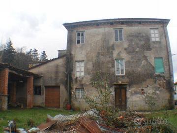 Rustico / Casale di 450 m² con più di 5 locali a L