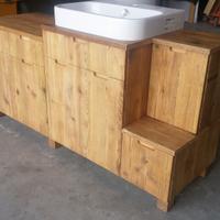 bagno in legno vecchio con ante cassetti sfalsati