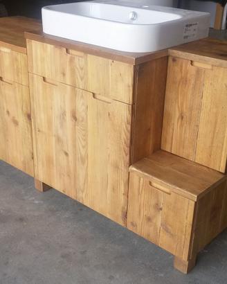 bagno in legno vecchio con ante cassetti sfalsati