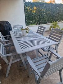 Tavolo in legno rettangolare con 6 sedie