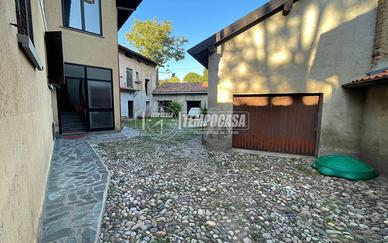 CORTILE CON 2 APPARTAMENTI E GIARDINO