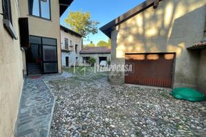 CORTILE CON 2 APPARTAMENTI E GIARDINO