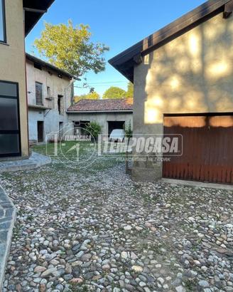 CORTILE CON 2 APPARTAMENTI E GIARDINO