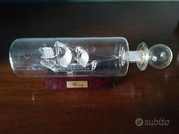 Modellino in vetro di nave in bottiglia