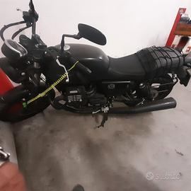 Moto Guzzi v7 stone black 2022