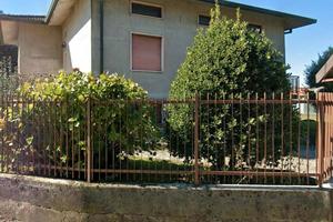 Casa con 3 appartamenti