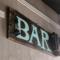 Insegna BAR su legno antico con morsa vintage