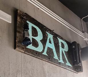 Insegna BAR su legno antico con morsa vintage