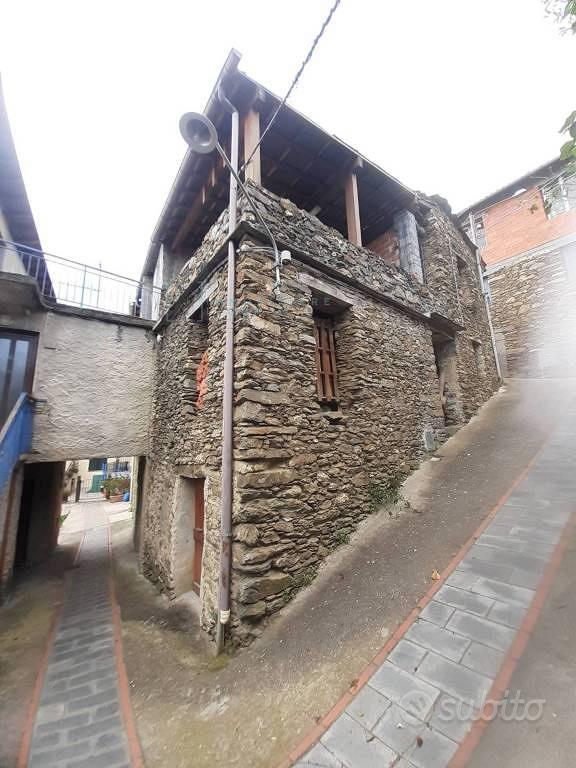Rustico / Casale di 120 m² con 5 locali e box auto - Vista 2
