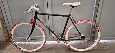 bicicletta scatto fisso e libero