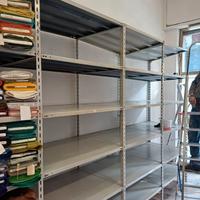 scaffalatura di metallo
