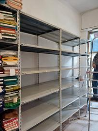 scaffalatura di metallo