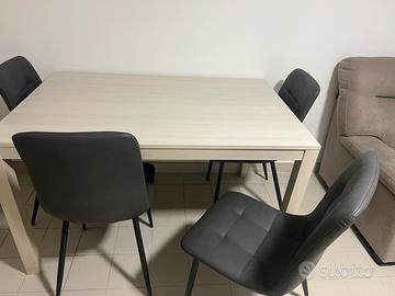 Tavolo e sedie moderno