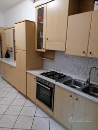 cucina in legno chiaro + mobiletto accessorio