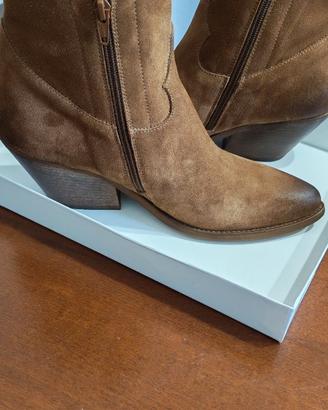 Stivaletti stile texano scamosciati color tabacco.