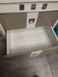 Coppia comodini moderni bianchi e tortora