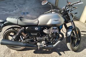 Moto Guzzi v7 stone