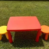 TAVOLINO E SGABELLI PER BAMBINI
