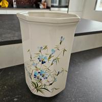 Vaso in ceramica ottagonale con fiori azzurri