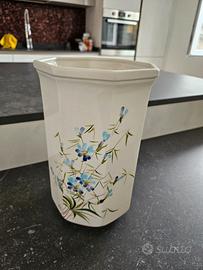 Vaso in ceramica ottagonale con fiori azzurri