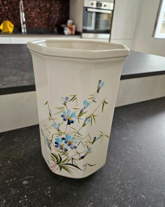 Vaso in ceramica ottagonale con fiori azzurri