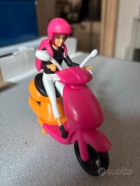 Barbie in moto