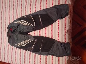Pantaloni e borsello offroad