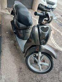 Aprilia Scarabeo 100 a rate con Klarna
