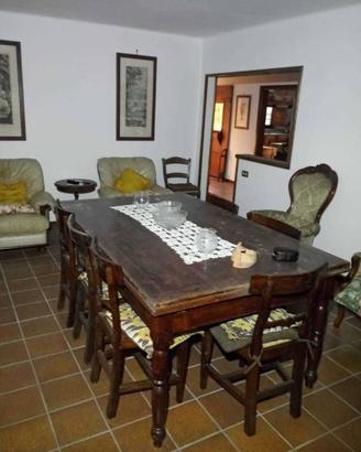 Villa di 100 m² con più di 5 locali a Lucca