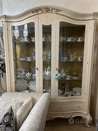 Salotto completo di vetrina e tavolo basso