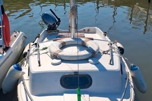 barca a vela tripesce con motore