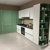 Cucina ad angolo laccata.