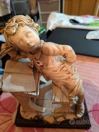 Bambino studente in ceramica in eccellente condizi