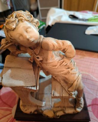 Bambino studente in ceramica in eccellente condizi