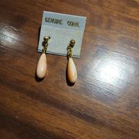 Orecchini pendenti in corallo. 