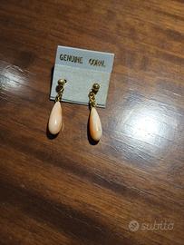 Orecchini pendenti in corallo. 