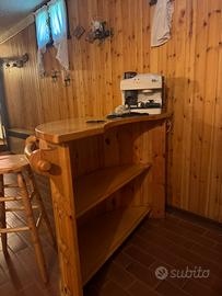 Angolo bar con sgabelli