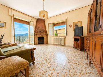 Casa indipendente di 221 m² con più di 5 locali a 