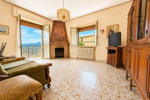 Casa indipendente di 221 m² con più di 5 locali a 