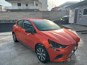 Renault Clio sinistrata incidentata TCe 100 CV GPL