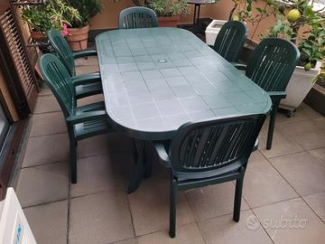 Tavolo allungabile con sei sedie da esterno