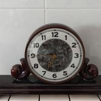 Vecchio orologio da tavolo